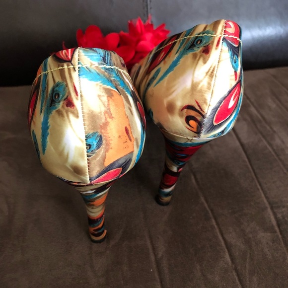 Women size 12 high heel shoe red peacock color - Picture 3 of 4